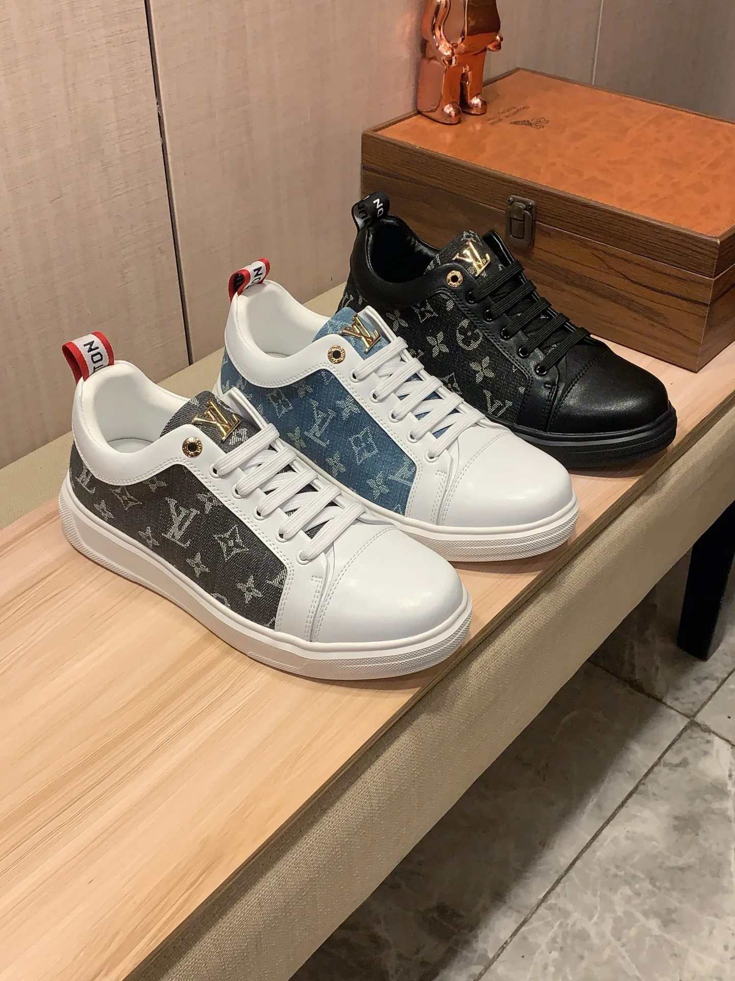 Men's Men's Shoes 💰420💰💰🎩🎩[Lightning][Lightning] "Lv*" The latest and most popular casual shoes, top brands [Seduce] Luxury ~ Purchasing Agency, Top ~ Quality. [Strong] The upper is made of imported breathable cowhide with material ➕ breathable sheepskin feet (•) and fine workmanship. The original stylish and stylish soft rubber wear-resistant and non-slip outsole is light and comfortable on the feet. The real thing looks better when photographed in person. 111: code: 38-44, 3️⃣ colors selected